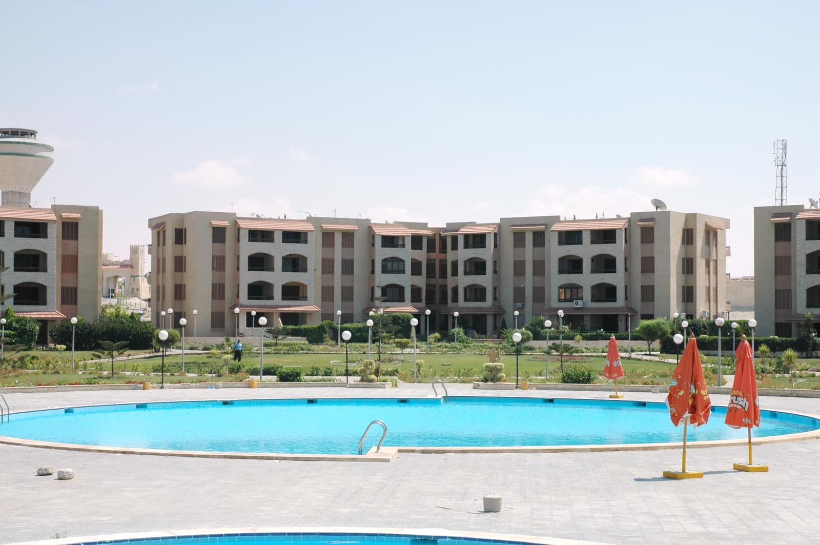 شاطئ المعمورة يشهد إقبالاً غير مسبوق هذا الصيف 2025