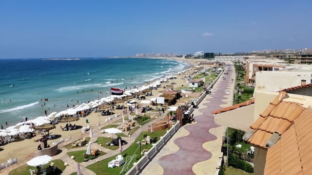 استمرار أعمال التطوير ورفع كفاءة الخدمات بشاطئ المعمورة